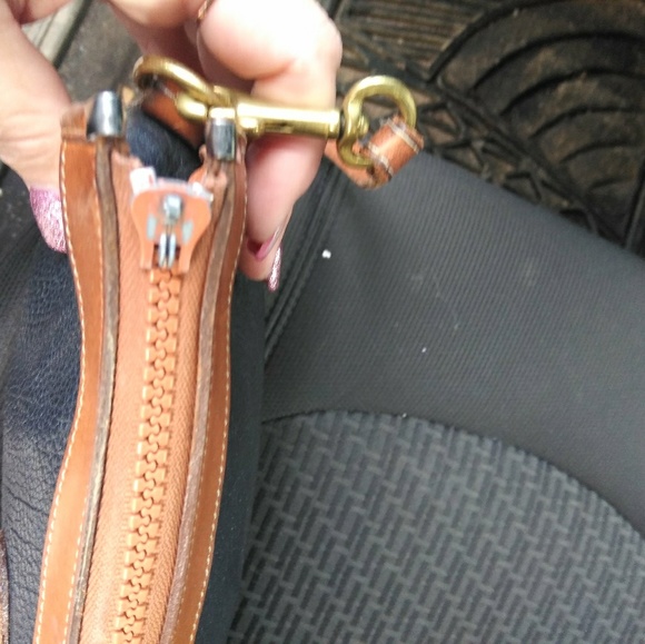 Vintage Dooney and Bourke crossbody - Picture 7 of 7